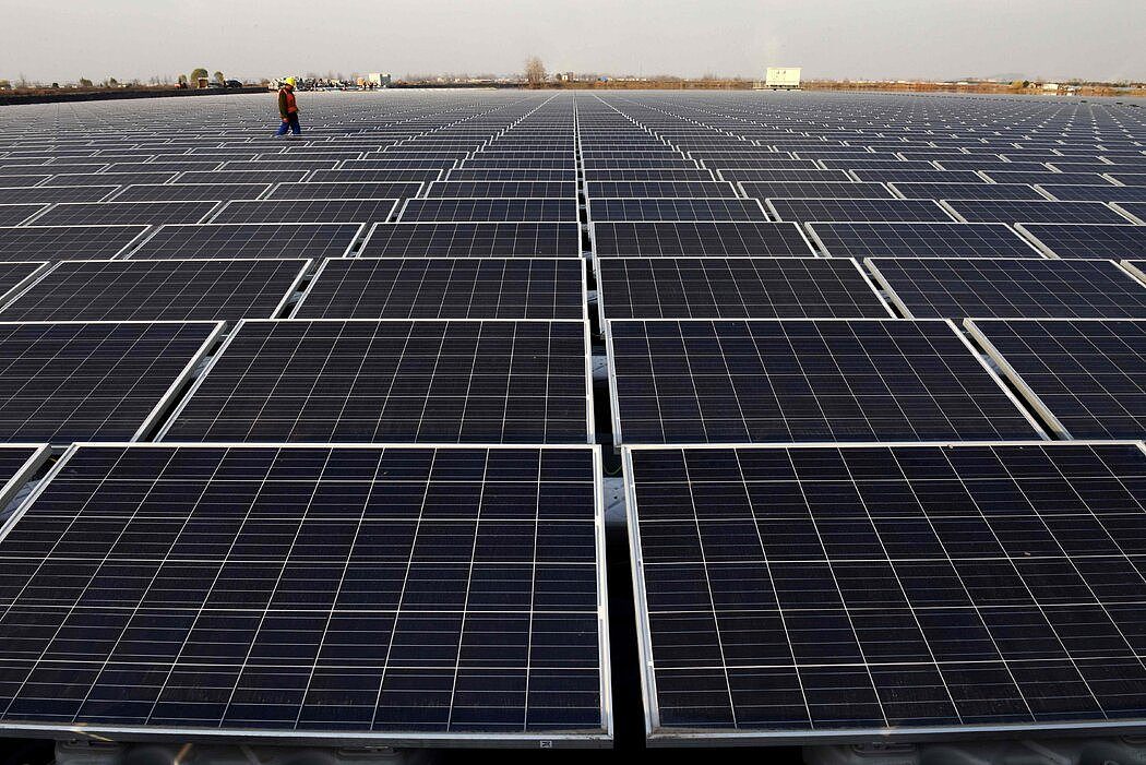 中国东部城市淮南的一个浮动太阳能发电厂。