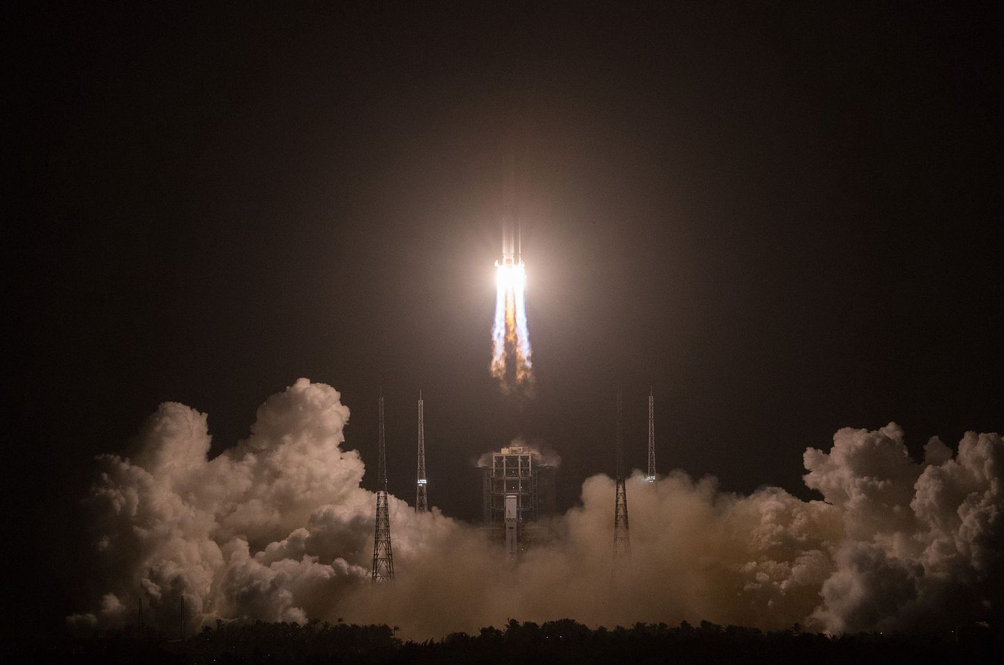 11月24日4时30分，长征五号遥五运载火箭在中国文昌航天发射场点火升空，运送嫦娥五号探测器至地月转移轨道。（新华社）