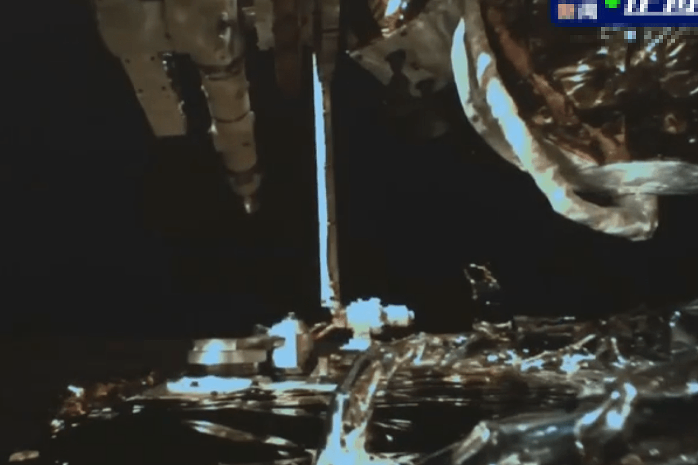 中国央视公布的嫦娥五号在月球采样画面。（中国央视截图）