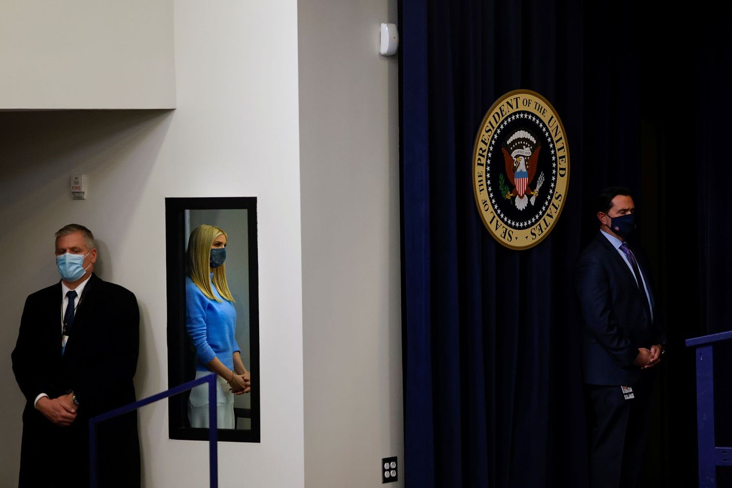 2020年12月8日，在美国华盛顿白宫举行的疫苗峰会上，镜子里映射出美国总统特朗普的女儿、高级顾问伊万卡（Ivanka Trump）。（Reuters）