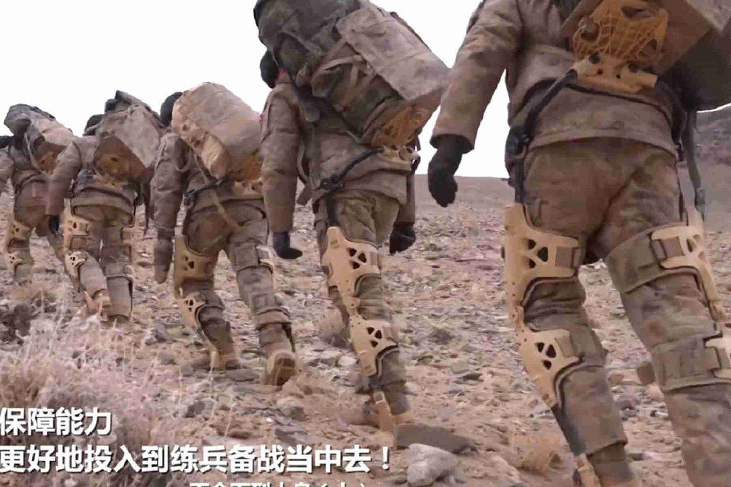 解放军士兵穿单兵外骨骼运送物资。（中国央视军事频道截图）