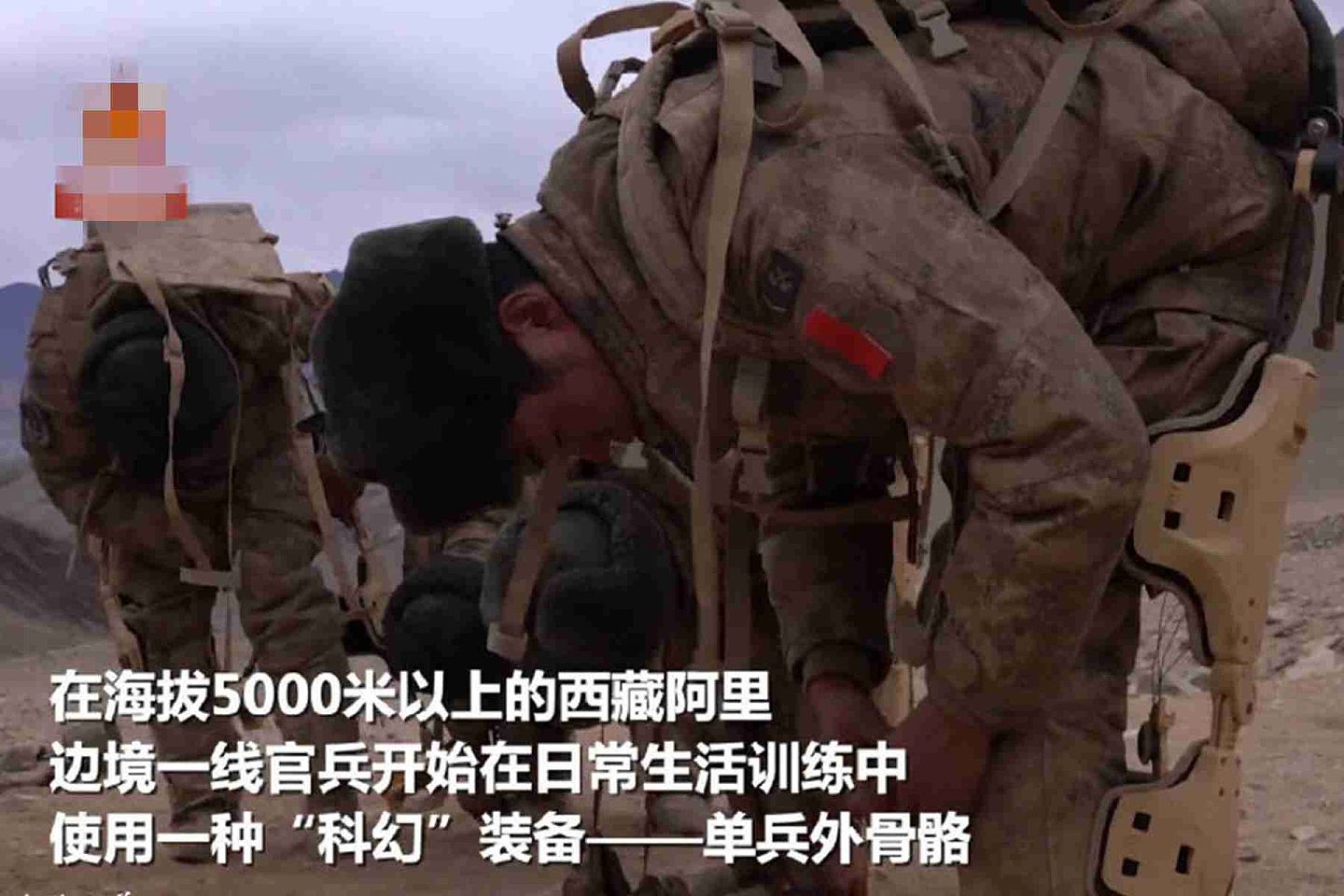 中国官方报道称，中印边境一线官兵已开始在日常生活训练中使用单兵外骨骼。（中国央视军事频道截图）
