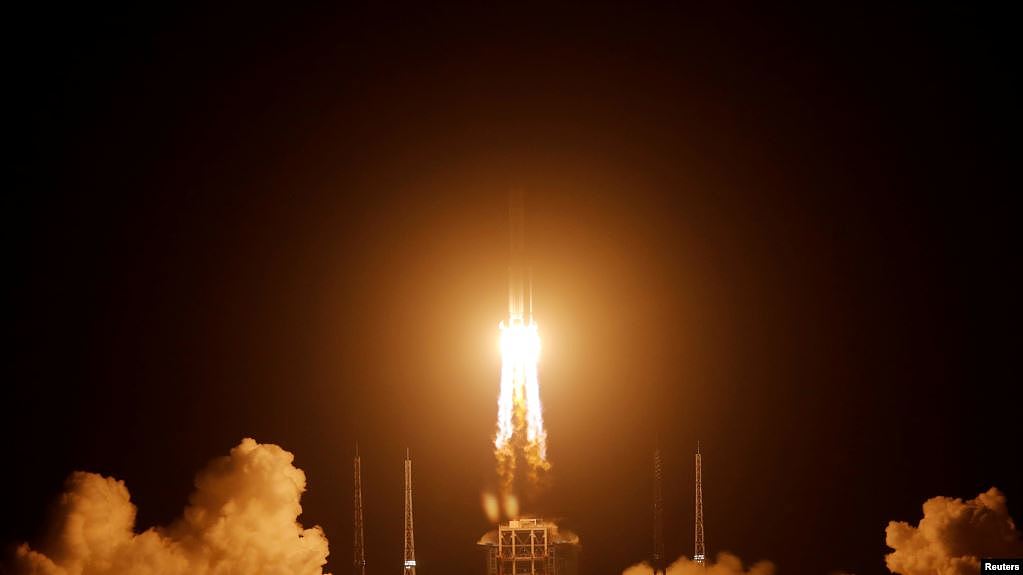 携带嫦娥5号探月器的长征5号火箭2020年11月24日发射升空（路透社）