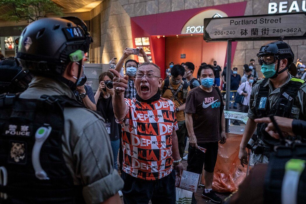 一名抗议者在香港旺角社区与警方发生对峙。备受争议的新国安法于今年6月30日在半自治的香港生效，该法赋予地方官员对反对中国统治香港的异见人士提起诉讼的广泛权力。