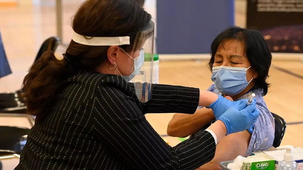12月14日多伦多一家医院当中，护工阿妮塔接种了德美研制的新冠疫苗。