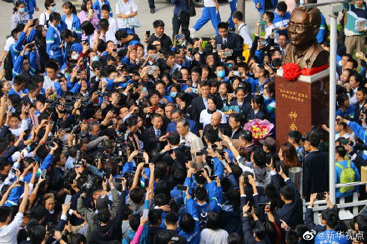 钟南山揭幕当日，还是该校132周年校庆。（微博@新华视点）