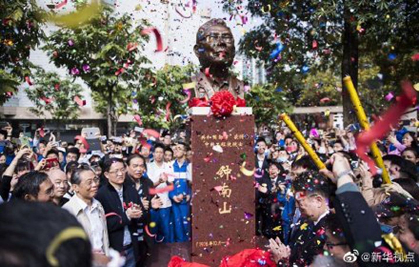 “钟南山雕像”位于广州华南师范大学附属中学。（微博@新华视点）