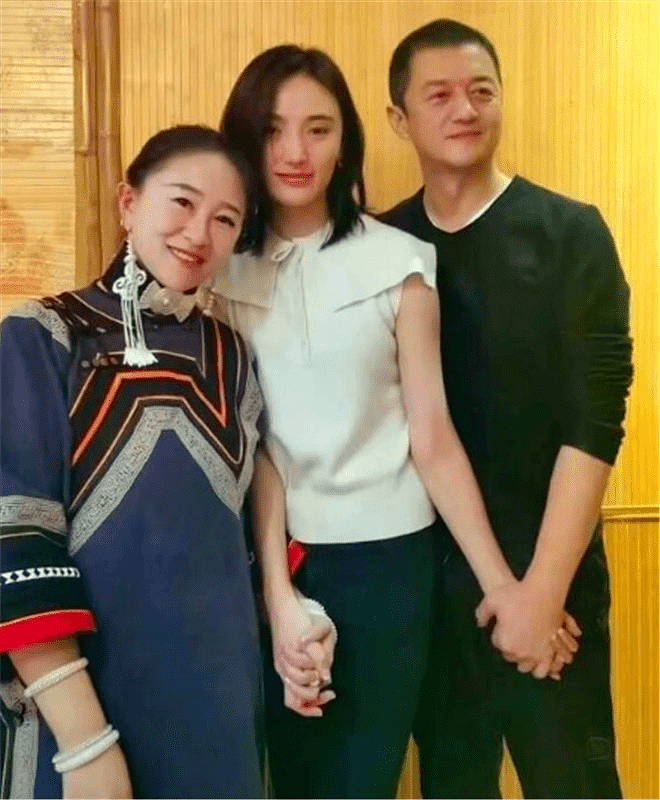 李亚鹏因情史丰富惹怒女儿，如今小女友却与李嫣情同母女，这个女人不简单（组图） - 1