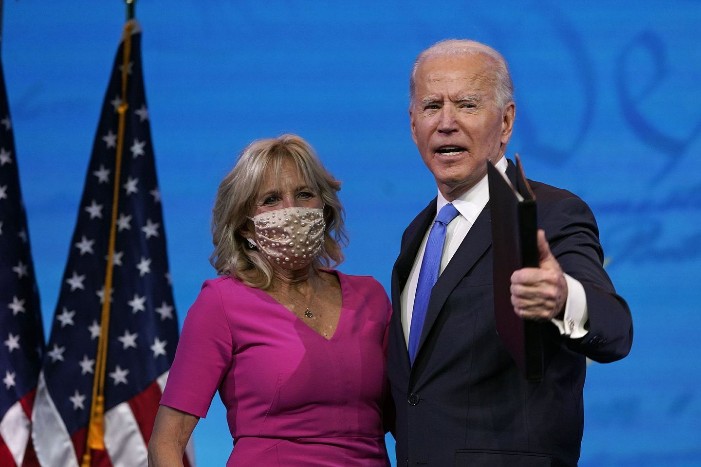 演讲结束后，拜登和妻子吉尔（Jill Biden）走下讲台。（AP）