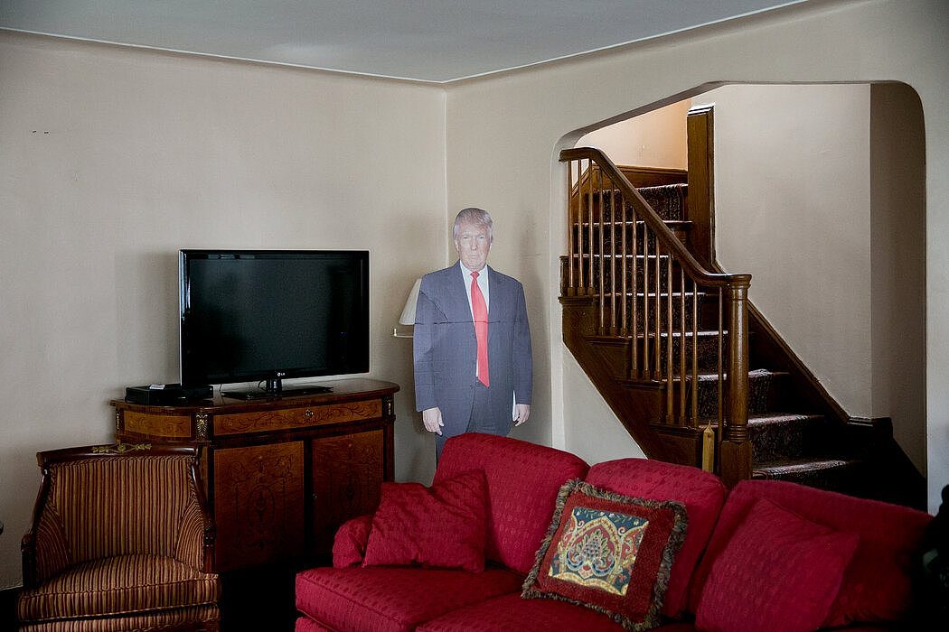 特朗普总统的人形立板在客厅里迎接来访者。