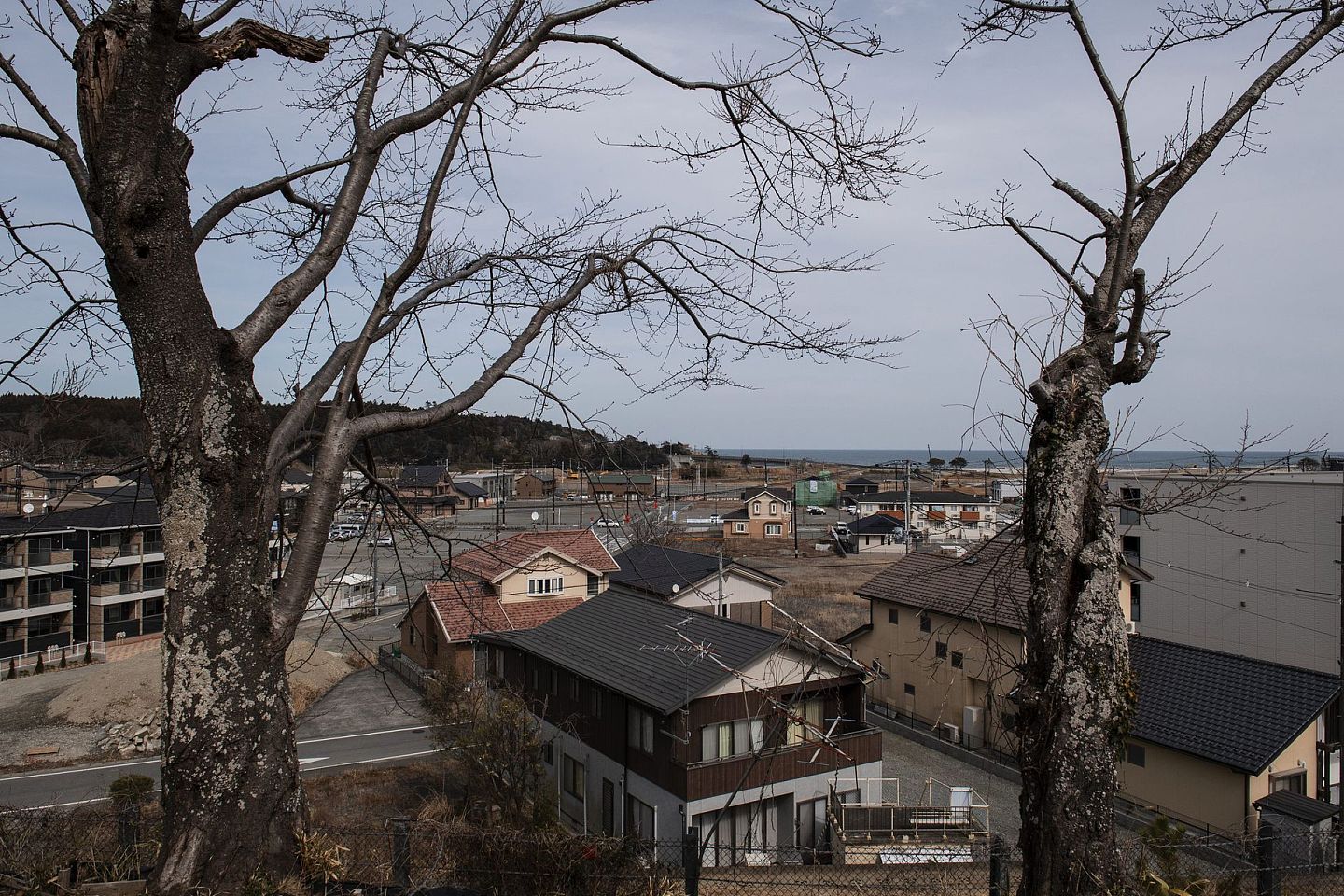 在核泄漏发生多年后，日本福岛县富冈车站周围的一些公寓和房屋已经重建。（Getty）