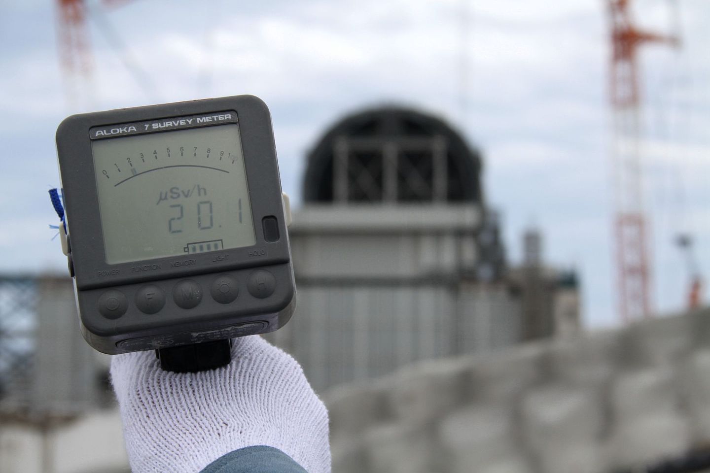 2017年10月12日，在日本福岛第一核电站内，工作人员使用放射性计量仪测量3号反应堆附近的辐射值。（新华社）