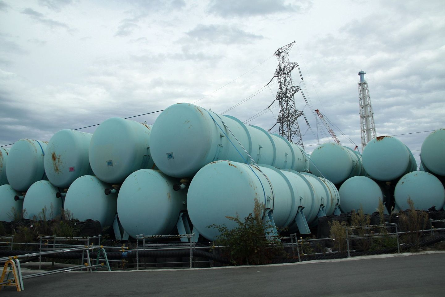 福岛核电站内的废除如何处理，引发舆论关注。图为日本福岛第一核电站内的核废水储存罐。（新华社）