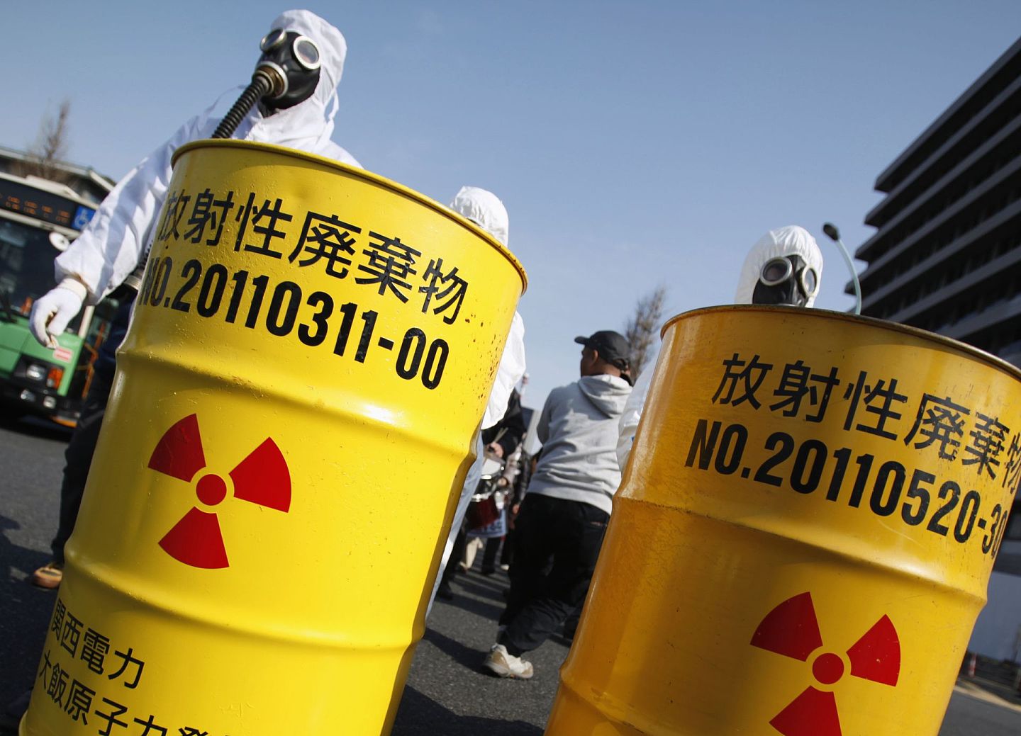 2014年3月9日，每周五在首相官邸前呼吁零核电的首都圈反核电联盟等3个团体9日在东京举行了大型集会，在国会和官邸周围进行了游行。（路透社）