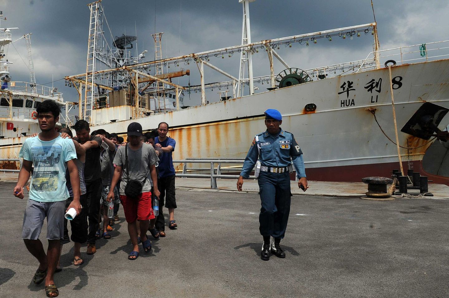 中国渔船出海捕鱼被外国扣留的事件时有发生。图为2016年4月23日，印尼海军扣留中国渔船。（视觉中国）