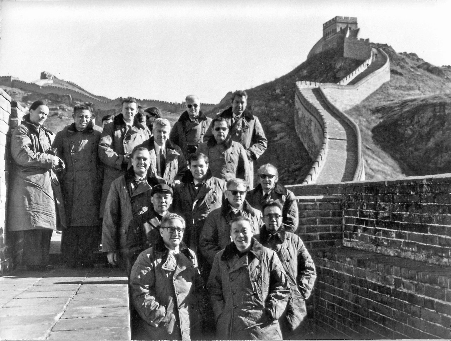 1971年7月，基辛格（前排左一）访问中国期间，登上位于北京市郊区的长城。（视觉中国）
