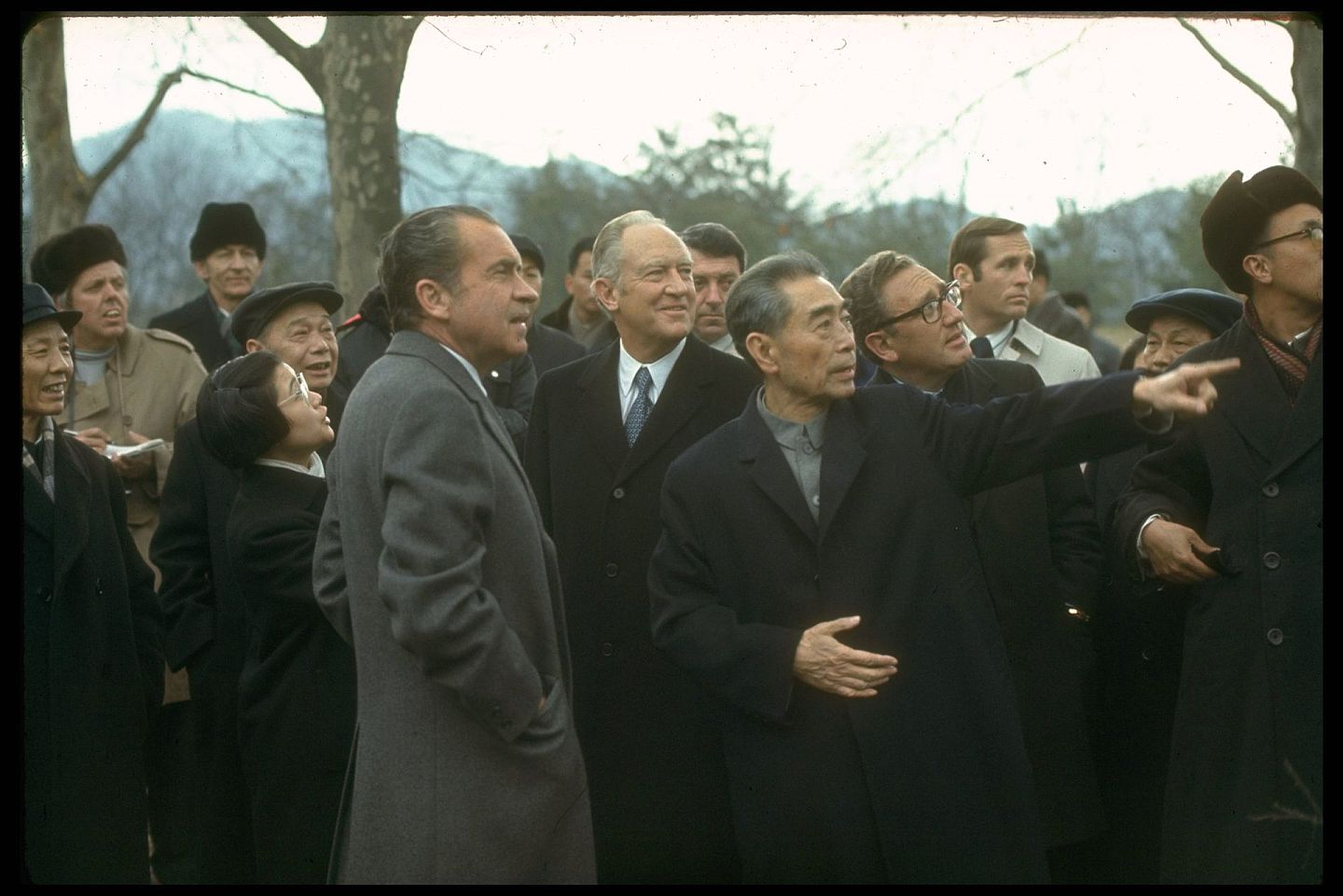 1972年2月，时任美国总统尼克松访华期间，周恩来陪同尼克松、基辛格等人参观。（视觉中国）