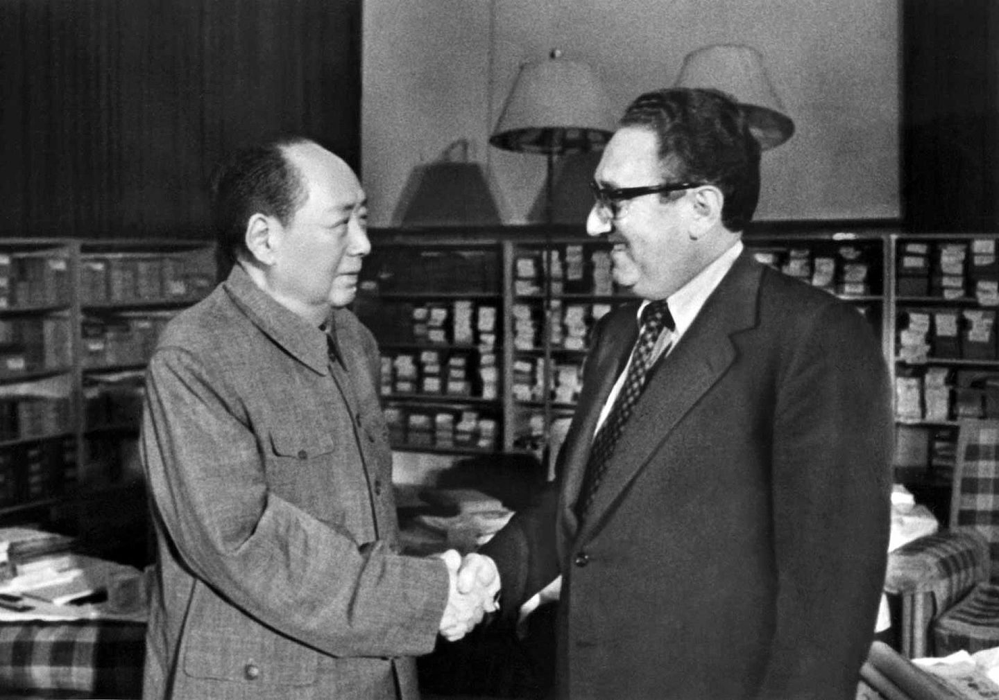 1973年11月24日，中国领导人毛泽东（左）在北京会见基辛格。（视觉中国）