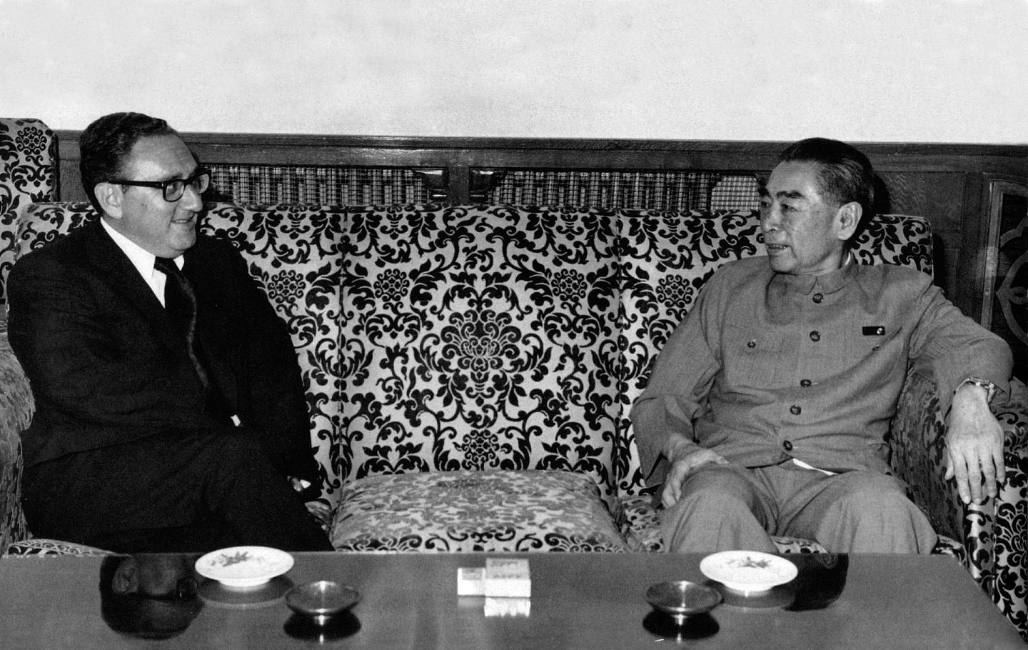 1971年7月，时任中国总理周恩来（右）会见秘密访华的基辛格。双方发表的会谈公告宣布，美国总统尼克松（Richard Milhous Nixon）将应邀访华。（视觉中国）