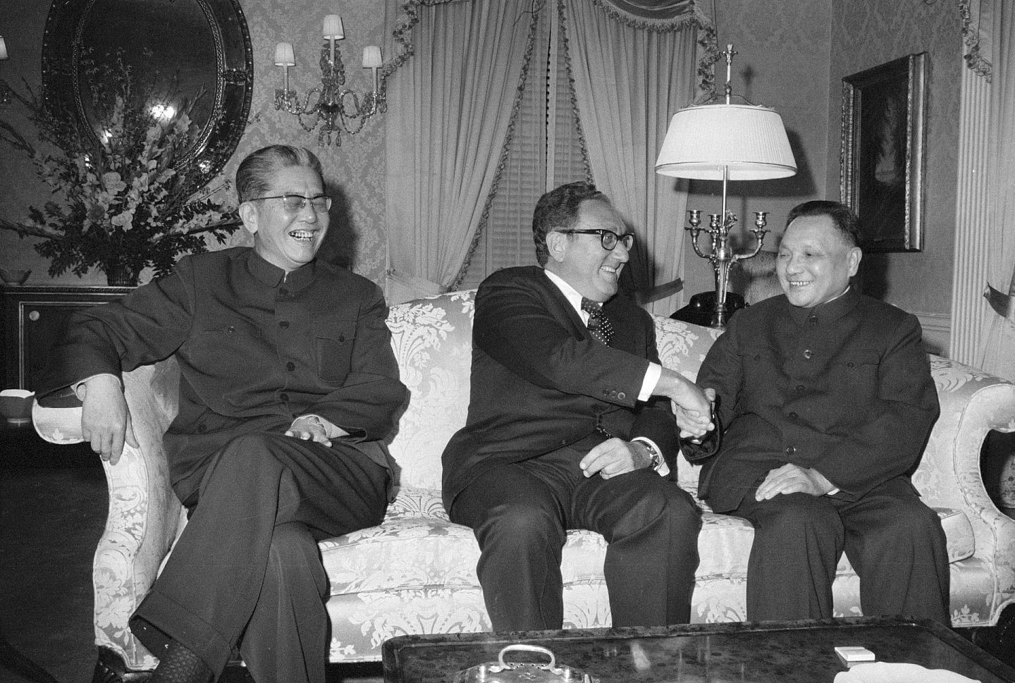 1974年4月15日，中国领导人邓小平（右）代表中国政府出席联合国第六届特别会议期间， 会见基辛格。（视觉中国）
