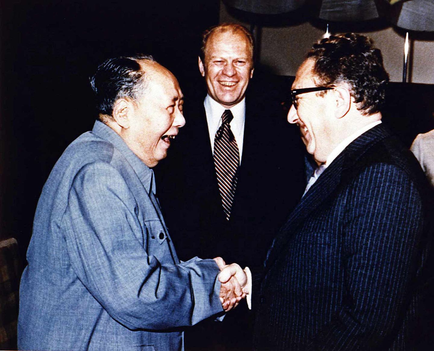 1975年12月，时任美国总统福特（Gerald Rudolph Ford）访华，毛泽东（左）笑着与基辛格握手。（视觉中国）