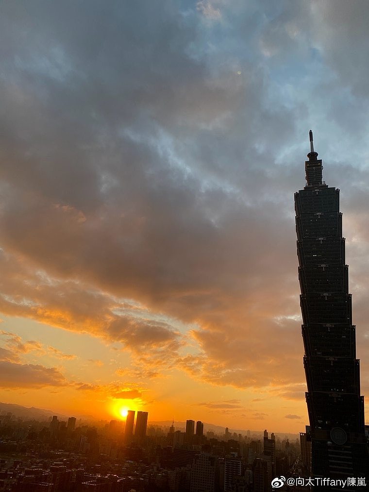 窗外就是台北101美景。 翻摄向太微博