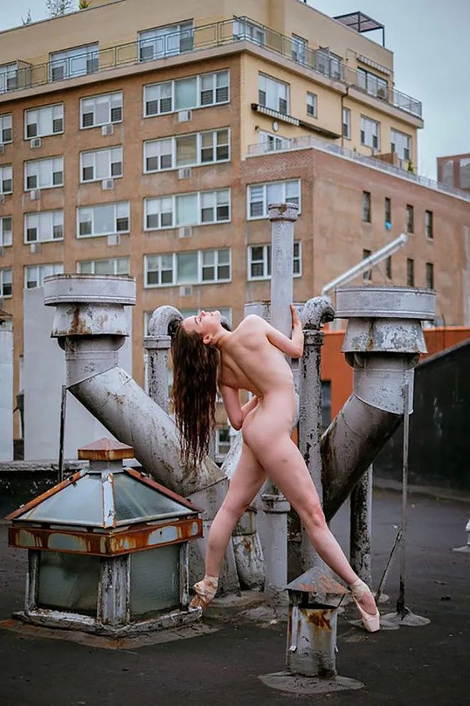 纽约的屋顶上，裸体芭蕾舞者