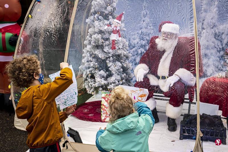 us-santa-greets-children-from-safety-of-_37897637.jpg,0