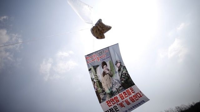 在韩国三八线附近升起的气球，载有批评朝鲜领导人金正恩的传单。