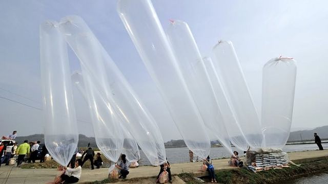 2012年活动人士正在准备向朝鲜发气球