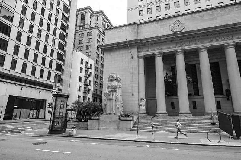 旧金山金融区前太平洋交易所门前，空荡荡，大白天只见一人独行。 (美联社)
