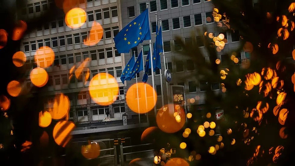 布鲁塞尔欧委会大楼前飘扬的欧盟旗，摄于12月12日。