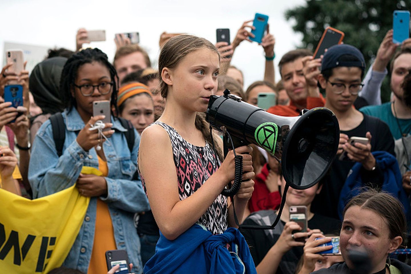 2019年9月13日，瑞典气候活动家通贝里（Greta Thunberg）在白宫外面发表演讲 ，周围环保人士簇拥。（Getty）