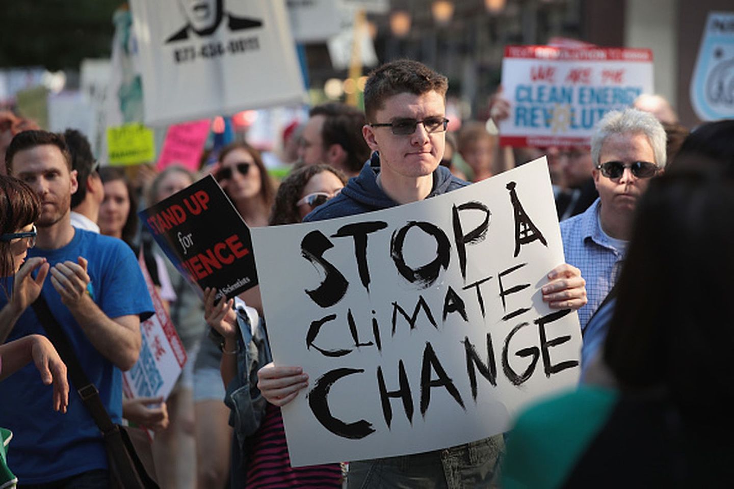 2017年6月2日，伊利诺伊州芝加哥的示威者在抗议特朗普在之前一天退出《巴黎气候协定》。（Getty）