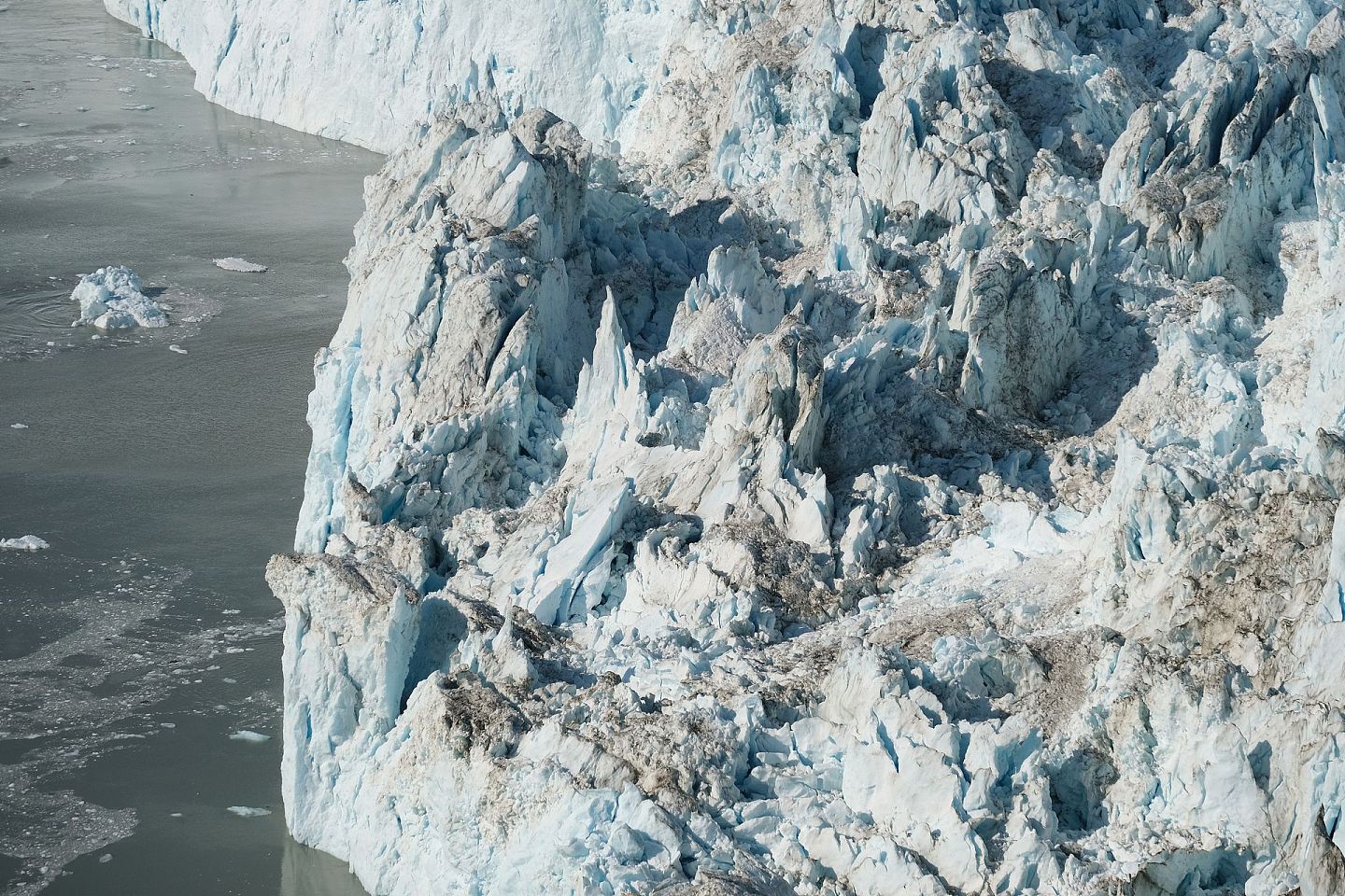 2019年8月4日，格陵兰岛伊卢利萨特，由于气候变化的影响，当地夏季变长，冰川和冰盖的融化速度加快。（视觉中国）