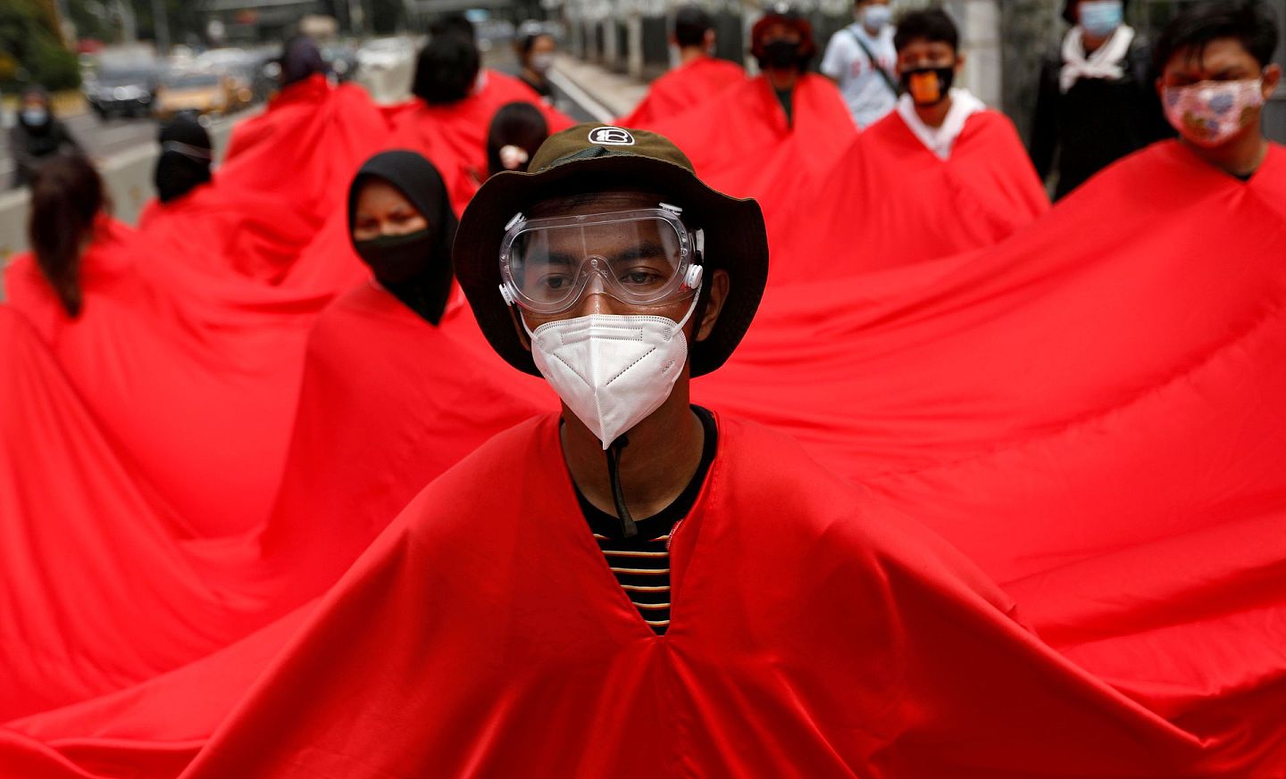 2020年11月27日，印尼首都雅加达，亚洲气候大会期间，身穿红布的青年活动人士参加抗议活动。（REUTERS）