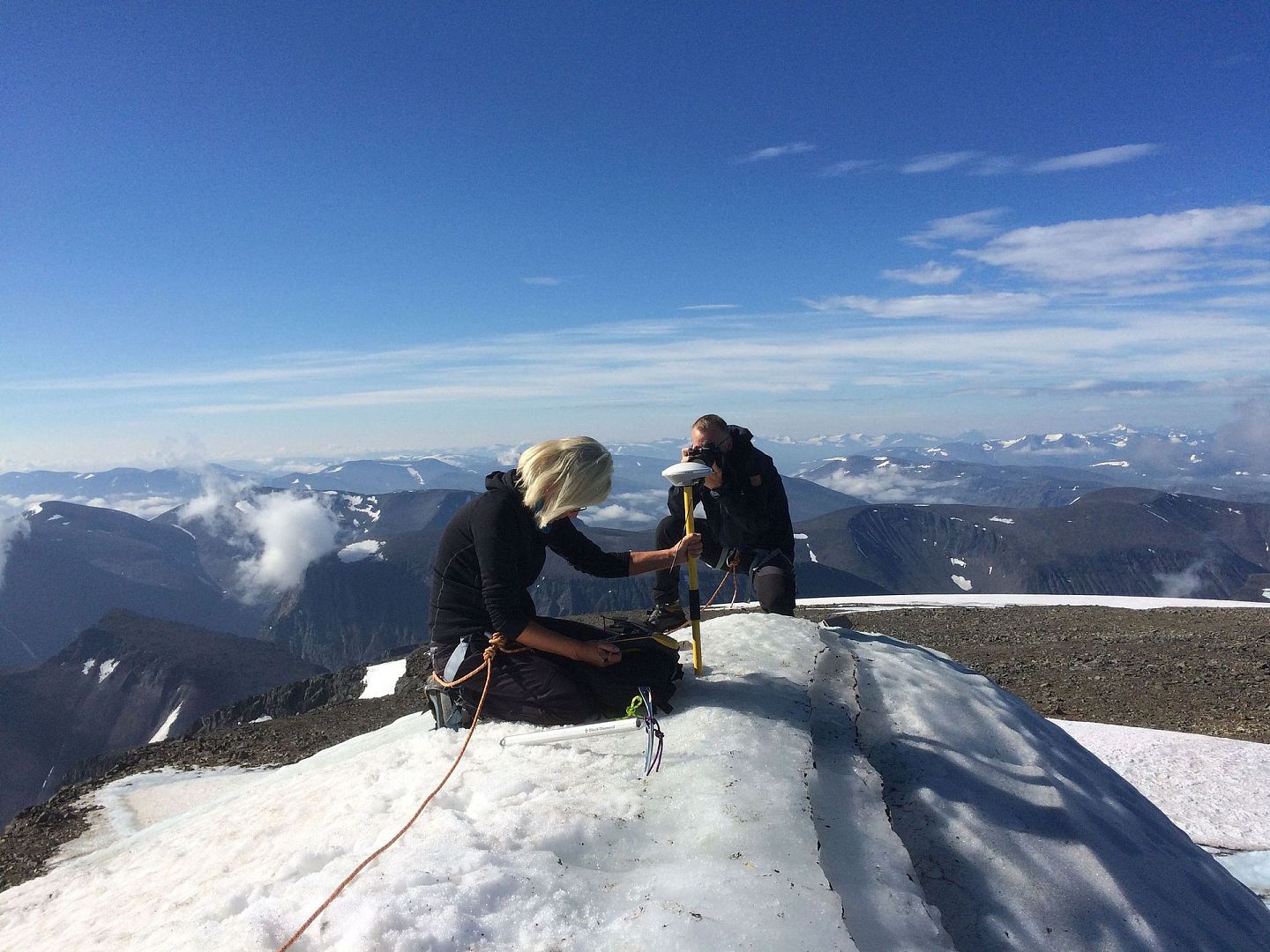 2018年7月31日，瑞典斯德哥尔摩大学地理学教授Gunhild Ninis Rosqvist在凯布讷山上进行测量。科学家发布声明称，受到北极地区破纪录高温的影响，瑞典最高峰凯布讷山南峰的冰川正在消融，这座山已经不再是瑞典的最高峰。（视觉中国）