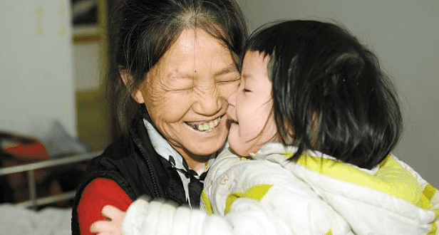中国 “拾荒母亲”张菲：一辈子养育30多个弃婴，孩子长大后却让她寒心（视频/组图） - 1