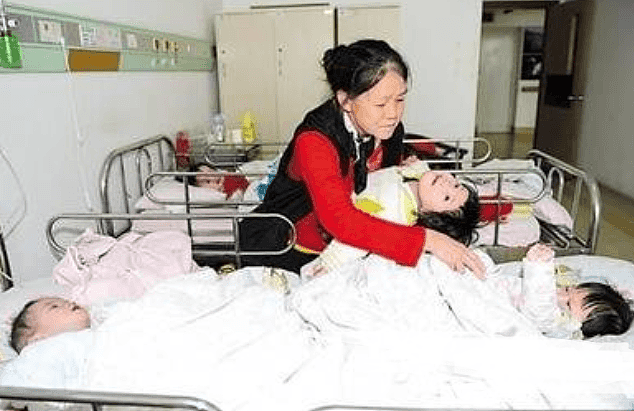 中国 “拾荒母亲”张菲：一辈子养育30多个弃婴，孩子长大后却让她寒心（视频/组图） - 2