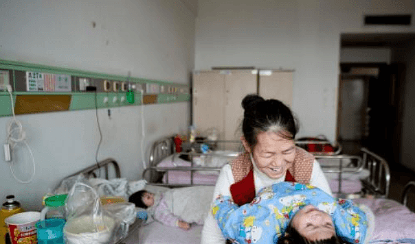 中国 “拾荒母亲”张菲：一辈子养育30多个弃婴，孩子长大后却让她寒心（视频/组图） - 3