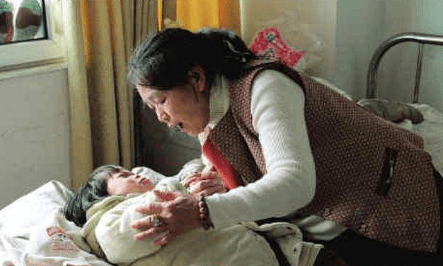 中国 “拾荒母亲”张菲：一辈子养育30多个弃婴，孩子长大后却让她寒心（视频/组图） - 9