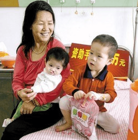 中国 “拾荒母亲”张菲：一辈子养育30多个弃婴，孩子长大后却让她寒心（视频/组图） - 11