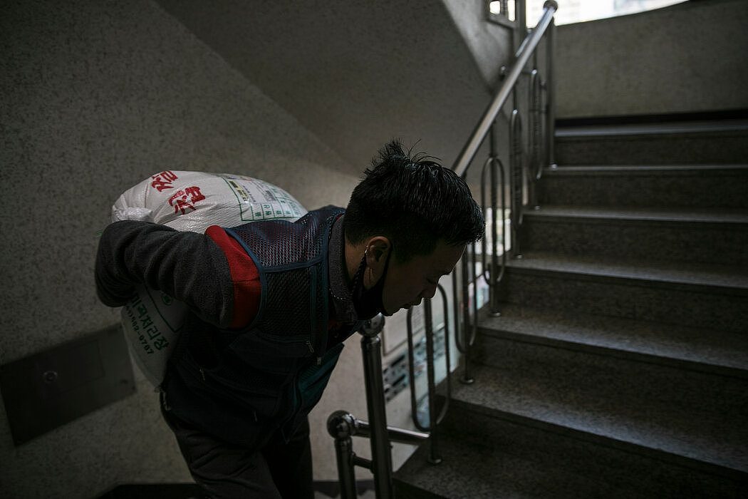 快递员经常被迫把包裹搬上楼梯，因为害怕疫情的大楼居民不让他们坐电梯。政府数据显示，今年上半年，快递员的工伤数字飙升了43%。