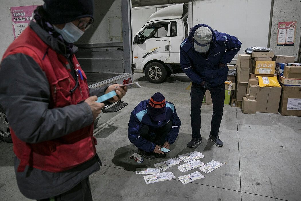 快递员在首尔的一个配送中心查看送货地址。快递员通常是抽取佣金的独立分包商，缺乏企业雇员所享有的保护。