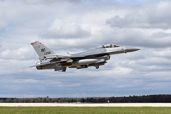▲▼威斯康辛空军国民兵的F-16战机在密西根州坠毁。 （图／翻摄自Facebook／115th Fighter Wing）