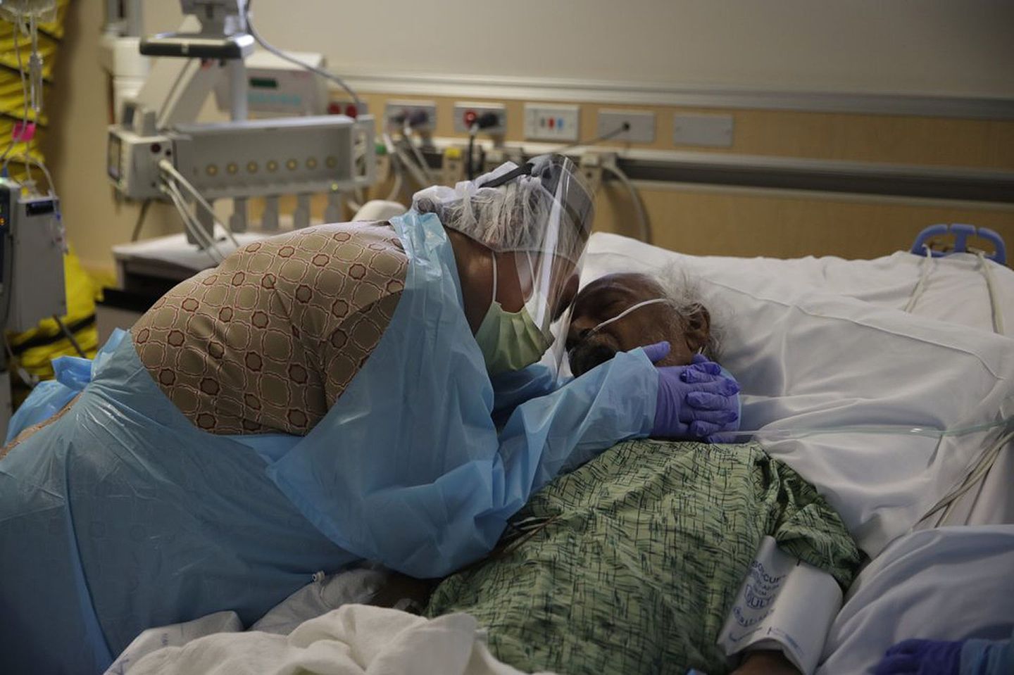 老年人是新冠肺炎易感人群，图为2020年7月31日一名老人在加利福尼亚富勒顿的一家医院内送别去世家人时的场景。（AP）