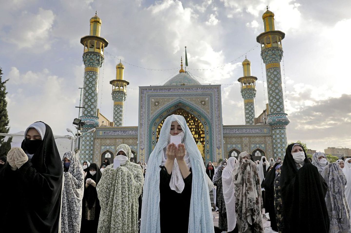 2020年5月24日，伊朗德黑兰市庆祝开斋节，人们祈祷疫情尽快得到遏制。（AP）
