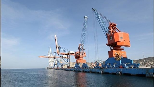 中国拥有40年经营权的瓜达尔深水港是靠近波斯湾和霍尔木兹海峡世界石油运输线路的要冲
