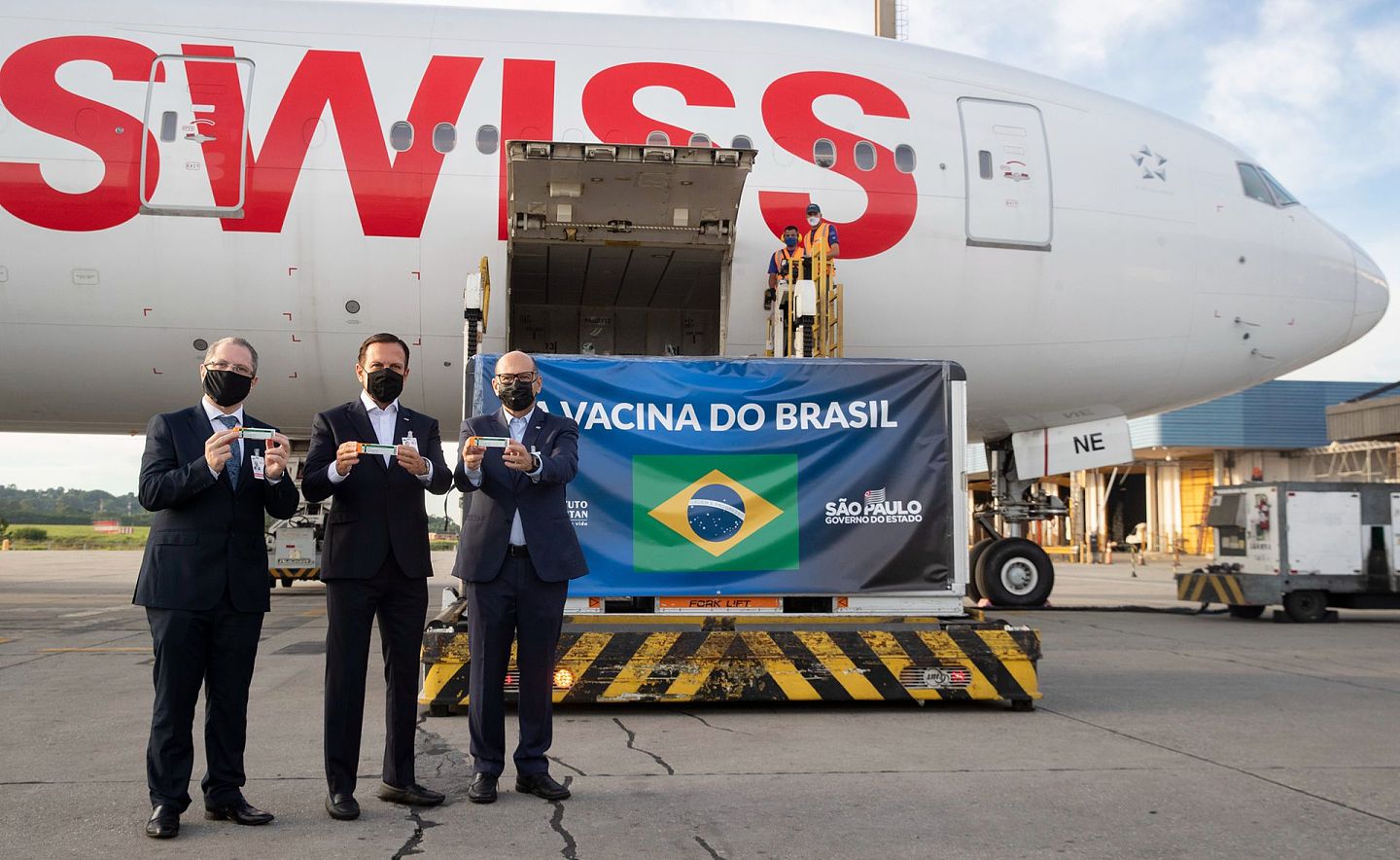 尽管巴西总统多次质疑中国疫苗的透明度，巴西圣保罗州还是大量订购了中国的疫苗。图为2020年12月3日，巴西圣保罗州收到中国的疫苗。（AP）
