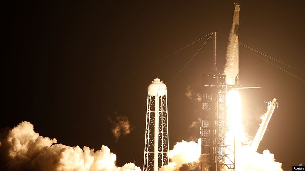 SpaceX的龙飞船搭载猎鹰9号火箭发射升空，4名宇航员将被送入国际空间站。（2020年11月15日）